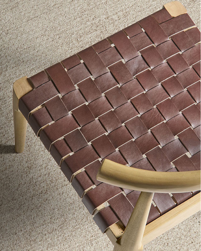 Chaise en bois massif avec assise tressée marron et pieds en couleur naturelle 81cm