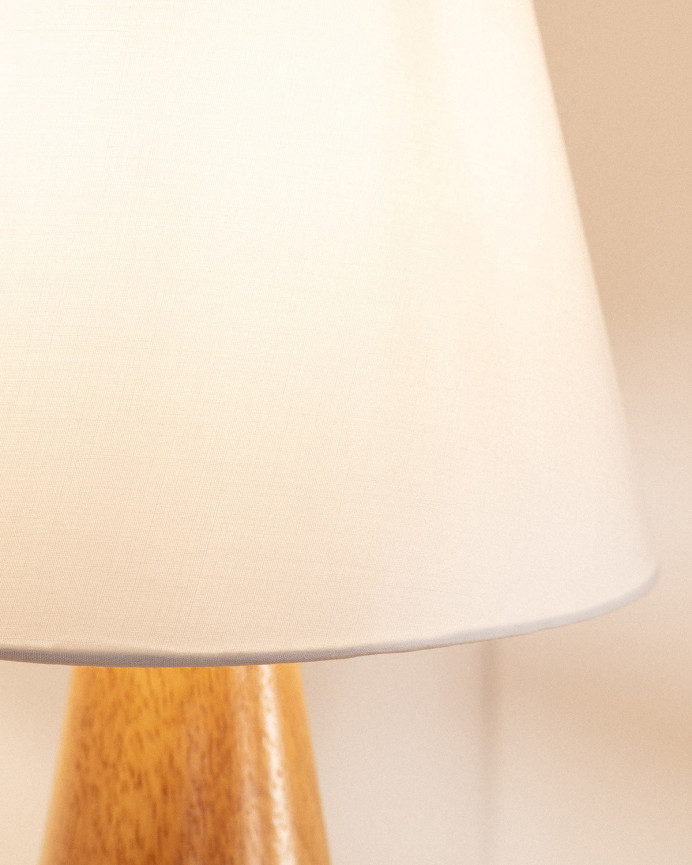 Lampe de table composée d'une base en bois et d'un abat-jour en textile blanc