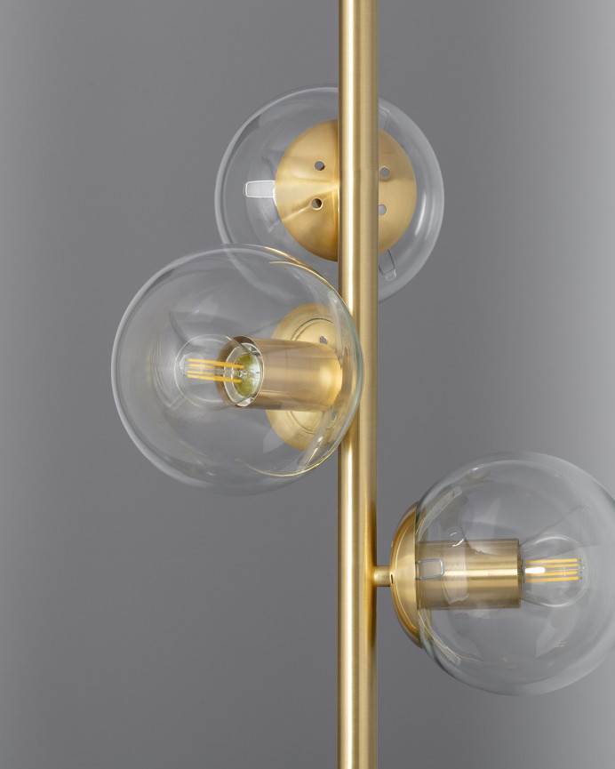 Lampadaire composé d'une base en aluminium doré et de trois sphères en verre transparent