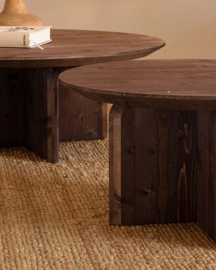 Table basse ronde en bois massif ton noyer en différentes tailles