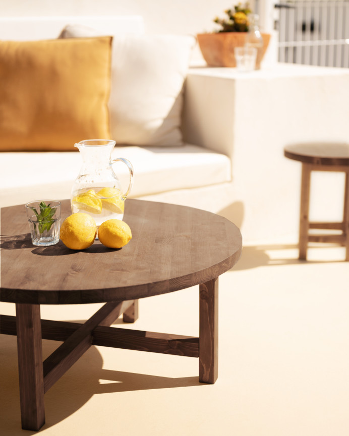 Table basse ronde en bois massif ton noyer en différentes tailles