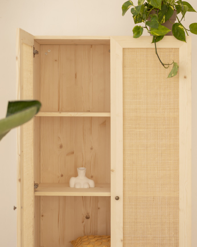 Armoire en bois de sapin et tressage de rotin 180x80cm