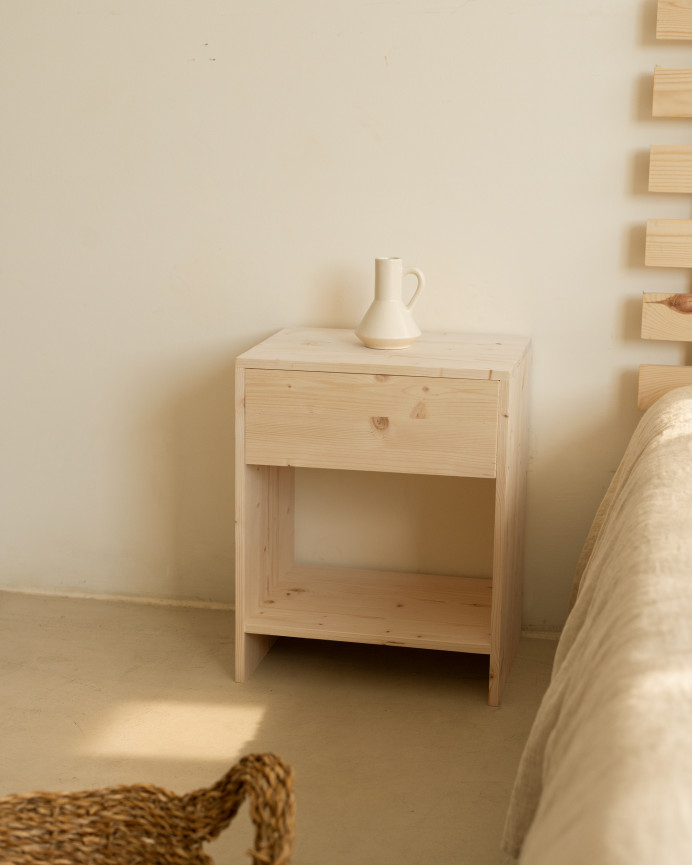 Pack de 2 tables de chevet en bois massif avec un tiroir en ton naturel en différentes tailles