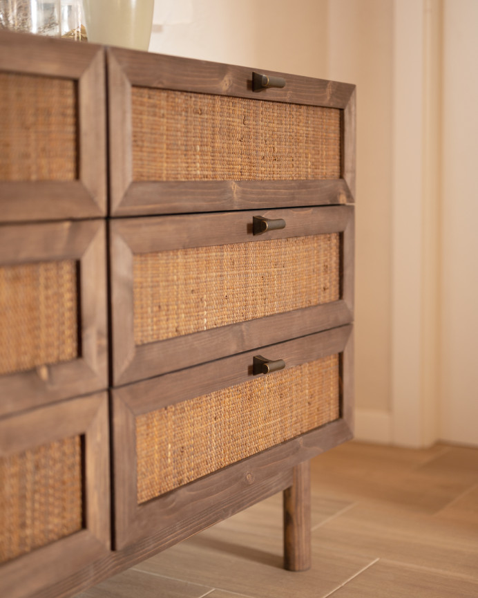 Commode en bois massif et raphia à six tiroirs ton noyer 76x120cm