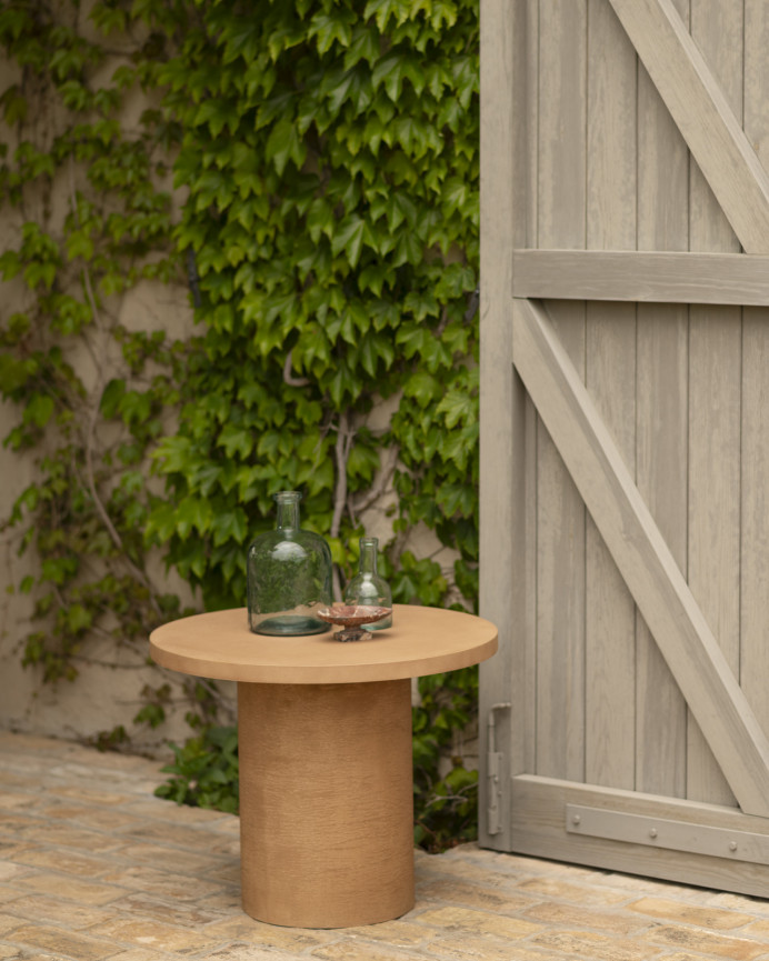 Table basse ronde en microciment de teinte terracotta disponible en différentes tailles