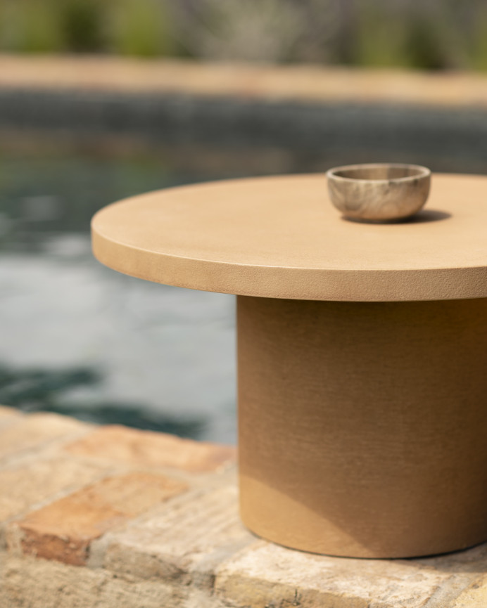 Table basse ronde en microciment de teinte terracotta disponible en différentes tailles