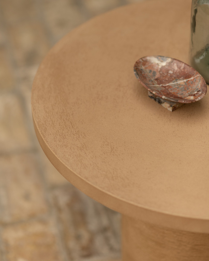 Table basse ronde en microciment de teinte terracotta disponible en différentes tailles