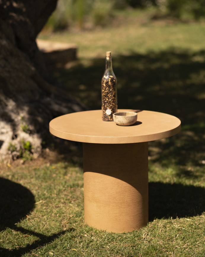 Table basse ronde en microciment de teinte terracotta disponible en différentes tailles