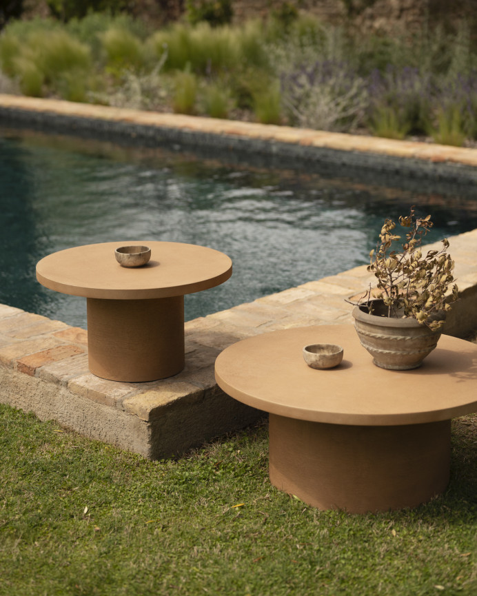 Table basse ronde en microciment de teinte terracotta disponible en différentes tailles