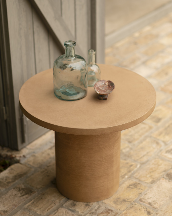 Table basse ronde en microciment de teinte terracotta disponible en différentes tailles