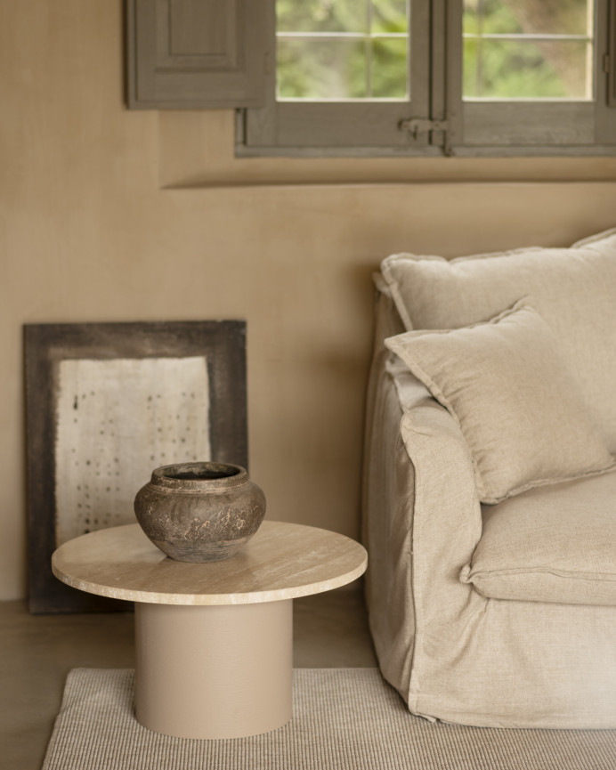 Table basse ronde en marbre travertin avec pieds en microciment teinte beige disponible en différentes tailles