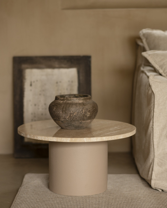 Table basse ronde en marbre travertin avec pieds en microciment teinte beige disponible en différentes tailles