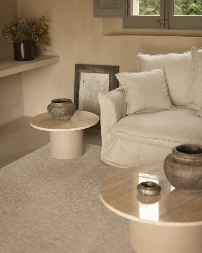 Table basse ronde en marbre travertin avec pieds en microciment teinte beige disponible en différentes tailles