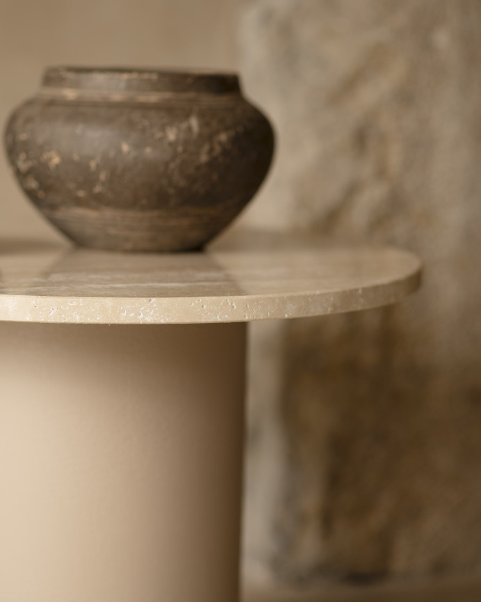 Table basse ronde en marbre travertin avec pieds en microciment teinte beige disponible en différentes tailles