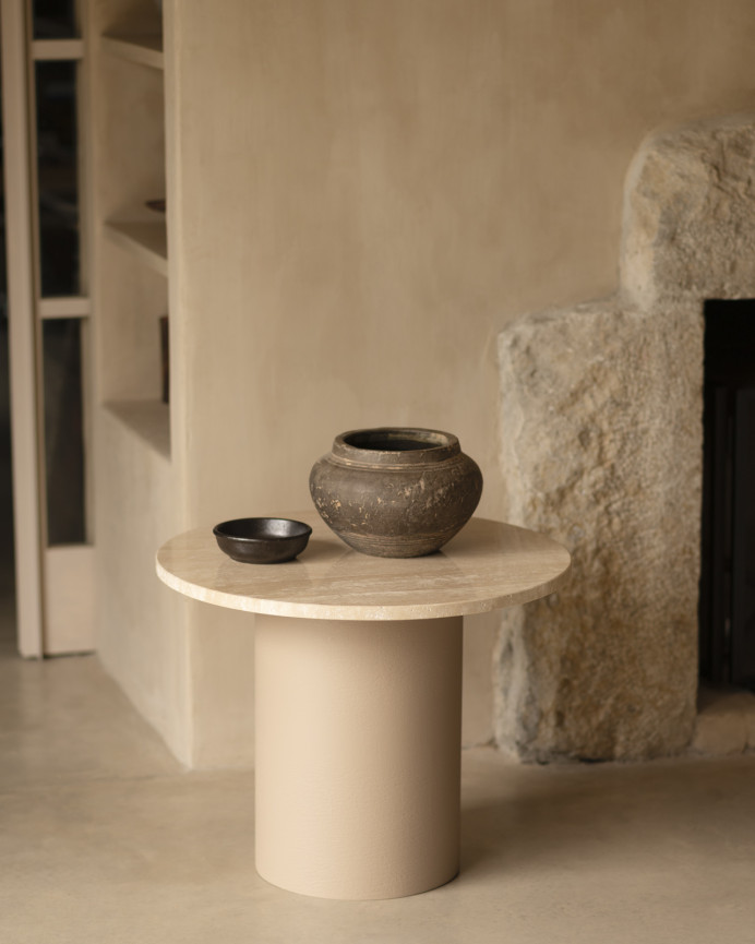Table basse ronde en marbre travertin avec pieds en microciment teinte beige disponible en différentes tailles