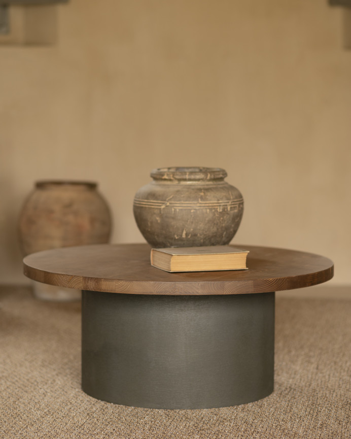 Table basse ronde en bois massif teinte chêne foncé avec pieds en microciment teinte verte disponible en différentes dimensions