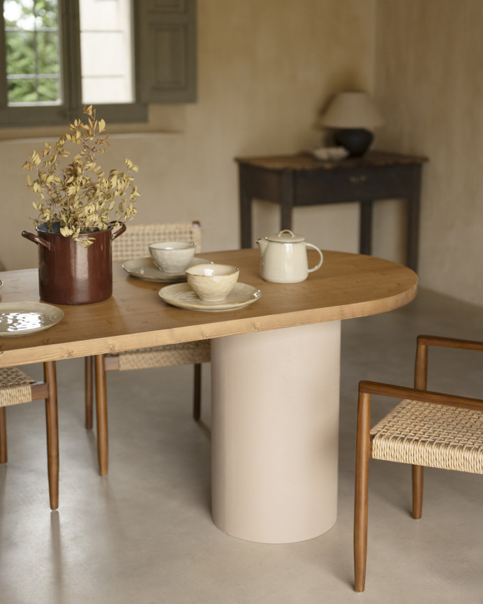 Table de salle à manger ovale en bois massif teinte chêne foncé avec pieds en microciment teinte terre en différentes tailless