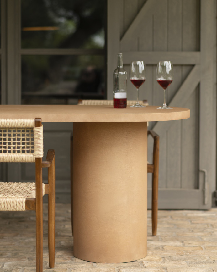 Table de salle à manger ovale en microciment de teinte terracotta disponible en différentes tailles