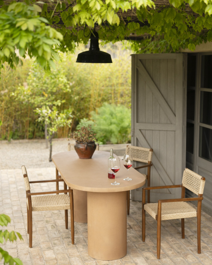Table de salle à manger ovale en microciment de teinte terracotta disponible en différentes tailles