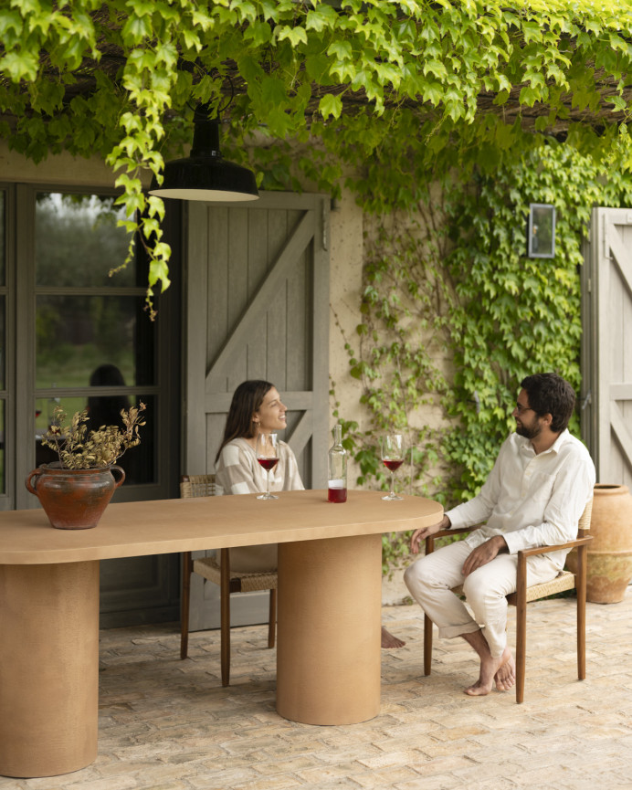 Table de salle à manger ovale en microciment de teinte terracotta disponible en différentes tailles