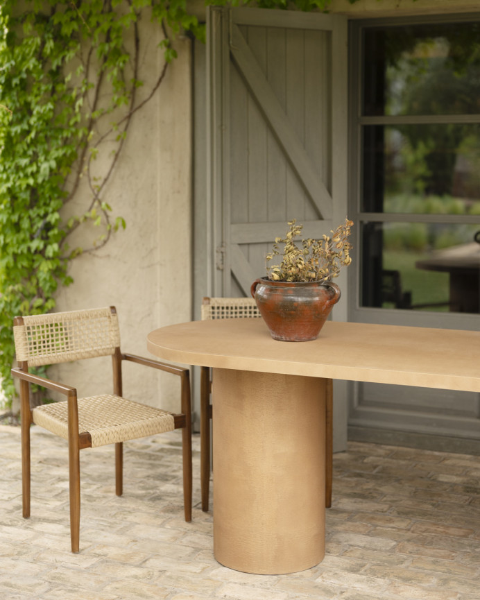 Table de salle à manger ovale en microciment de teinte terracotta disponible en différentes tailles
