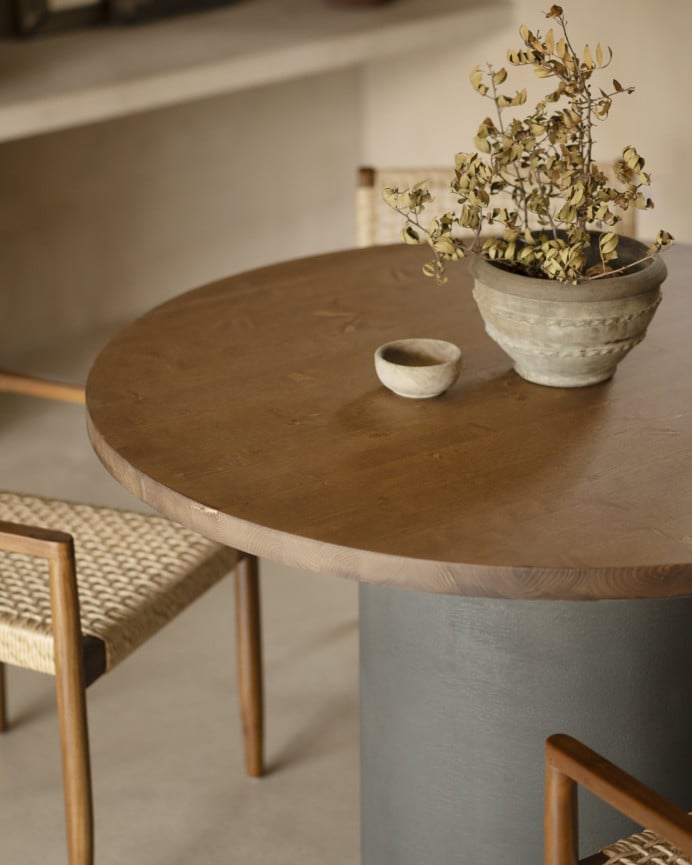 Table de salle à manger ronde en bois massif teinte chêne foncé pieds en microciment teinte verte en différentes tailles
