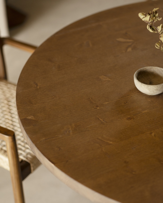 Table de salle à manger ronde en bois massif teinte chêne foncé pieds en microciment teinte verte en différentes tailles
