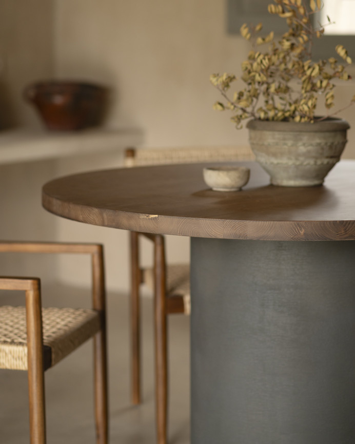 Table de salle à manger ronde en bois massif teinte chêne foncé pieds en microciment teinte verte en différentes tailles