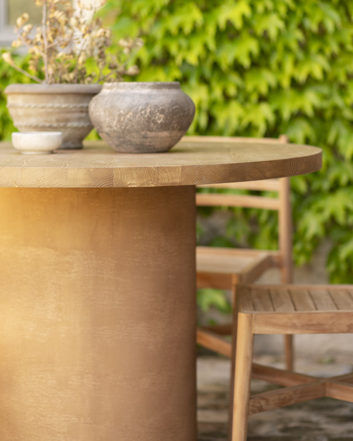 Table de salle à manger ronde en bois massif teinte chêne moyen pieds en microciment teinte terracotta en différentes tailles