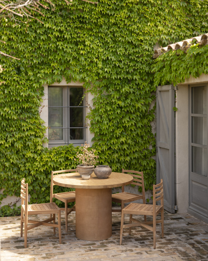 Table de salle à manger ronde en bois massif teinte chêne moyen pieds en microciment teinte terracotta en différentes tailles