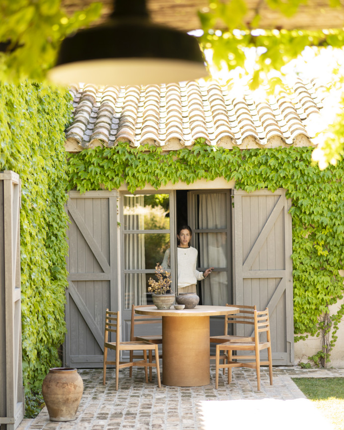 Table de salle à manger ronde en bois massif teinte chêne moyen pieds en microciment teinte terracotta en différentes tailles