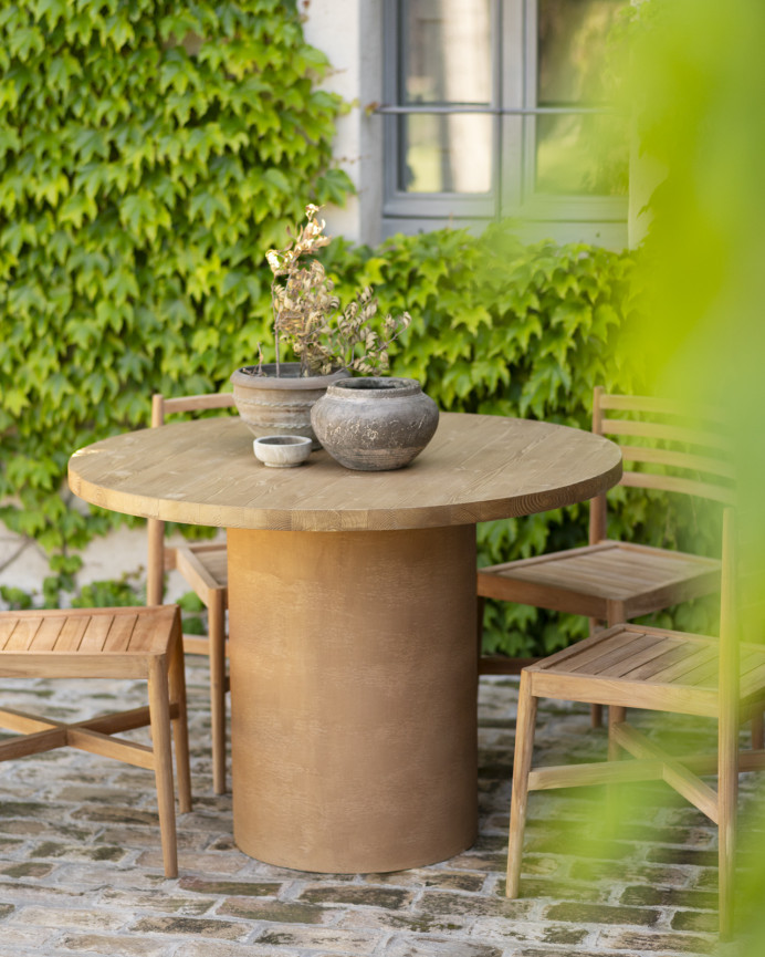 Table de salle à manger ronde en bois massif teinte chêne moyen pieds en microciment teinte terracotta en différentes tailles