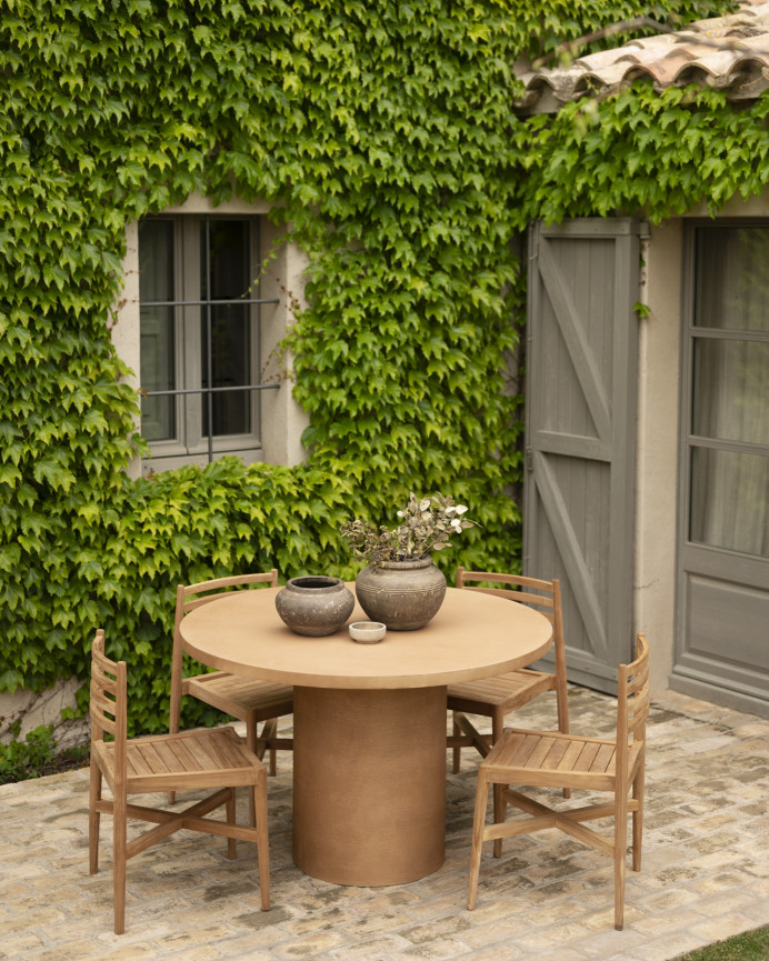 Table de salle à manger ronde en microciment de teinte terracotta disponible en différentes tailles