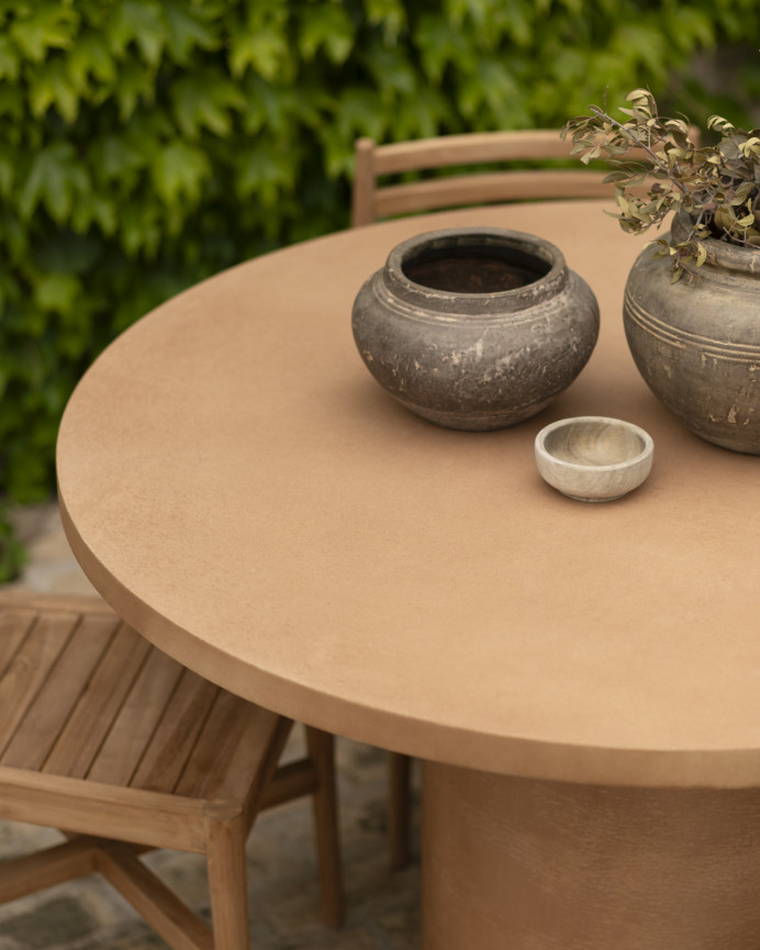 Table de salle à manger ronde en microciment de teinte terracotta disponible en différentes tailles