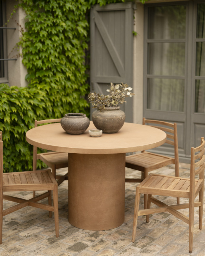 Table de salle à manger ronde en microciment de teinte terracotta disponible en différentes tailles