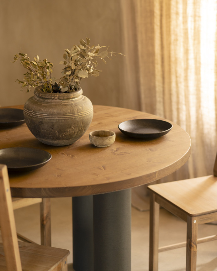 Table de salle à manger ronde en bois massif teinte chêne foncé pieds en microciment teinte verte en différentes tailles