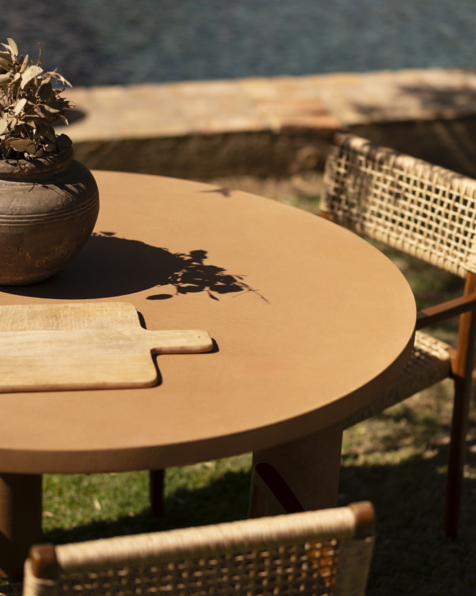 Table de salle à manger ronde en microciment de teinte terracotta disponible en différentes tailles