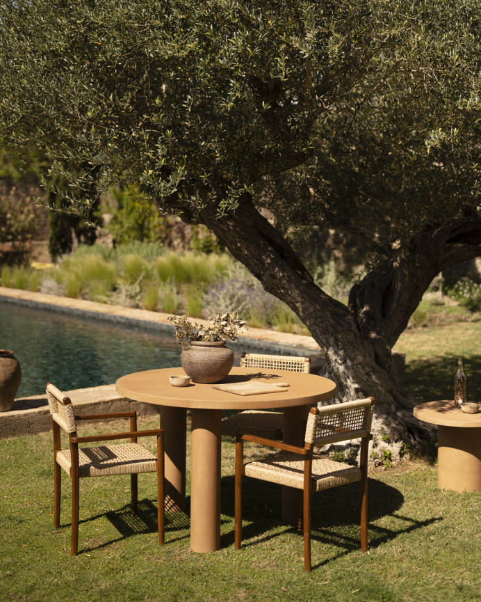 Table de salle à manger ronde en microciment de teinte terracotta disponible en différentes tailles