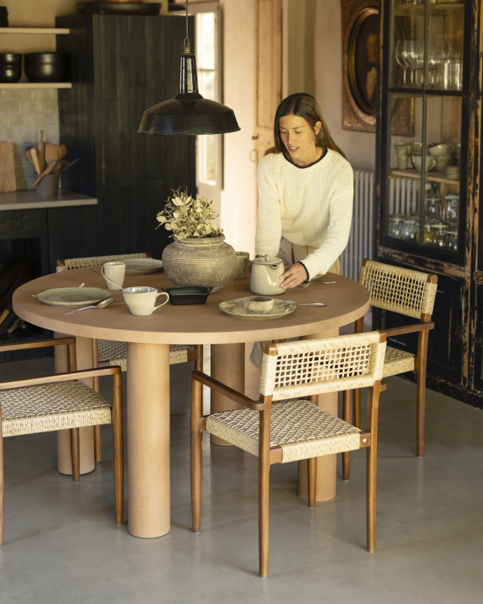 Table de salle à manger ronde en microciment de teinte terracotta disponible en différentes tailles