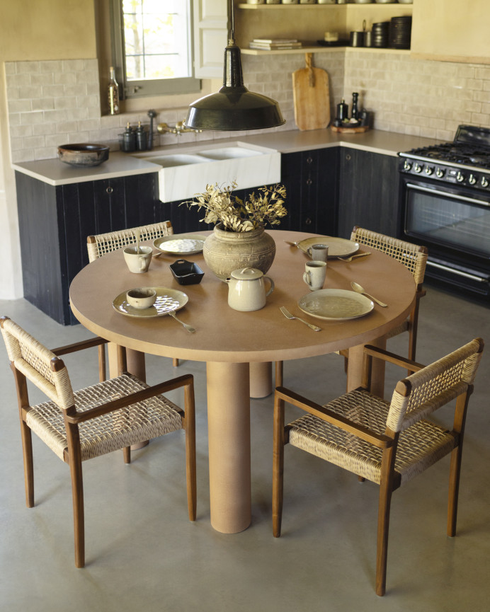 Table de salle à manger ronde en microciment de teinte terracotta disponible en différentes tailles