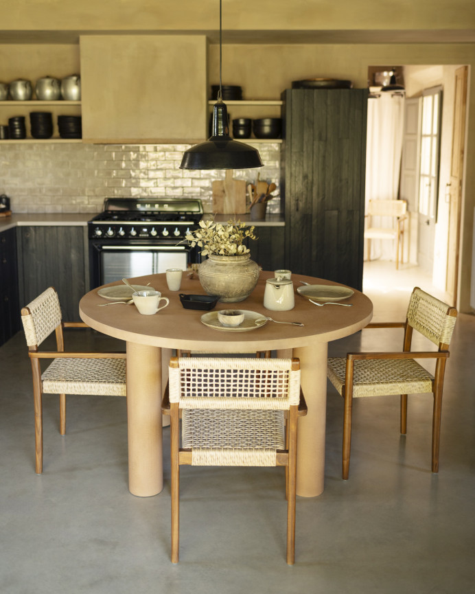 Table de salle à manger ronde en microciment de teinte terracotta disponible en différentes tailles