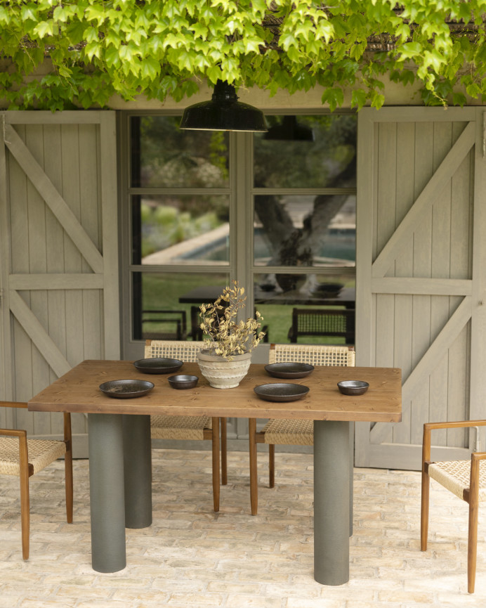 Table de salle à manger rectangulaire en bois massif teinte chêne moyen pieds en microciment teinte verte différentes dimension