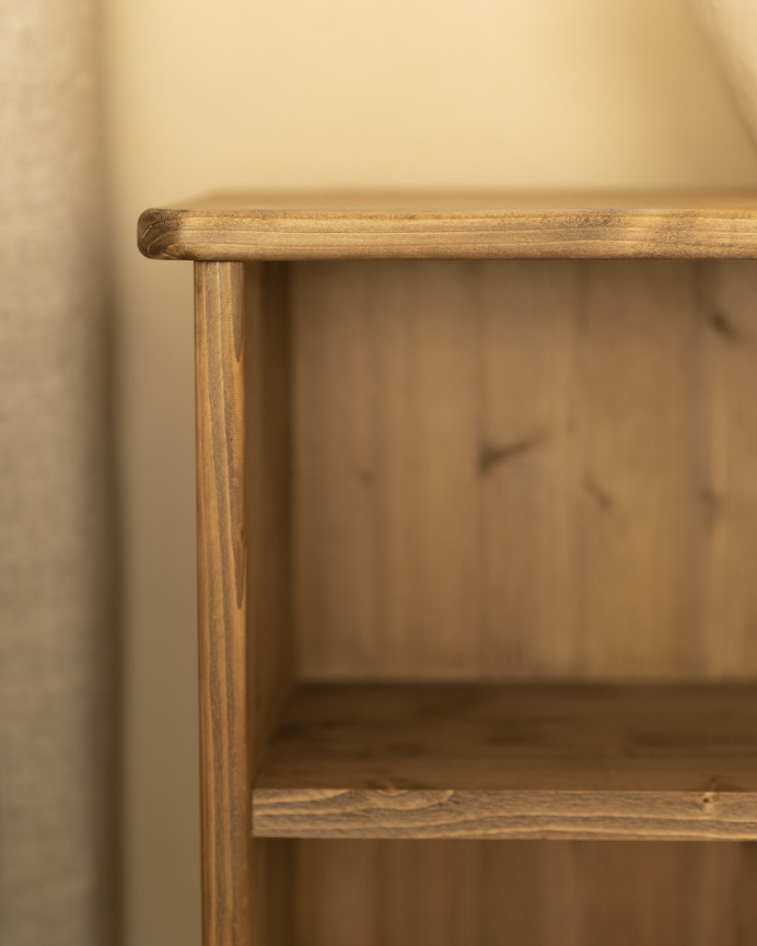 Table de chevet en bois massif en ton chêne foncé de 50x42cm