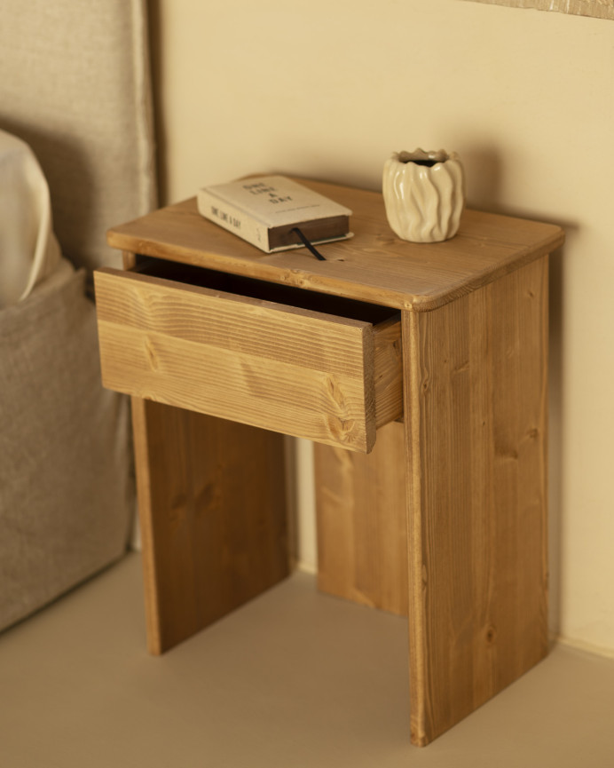 Table de chevet en bois massif en ton chêne moyen de 50x42cm