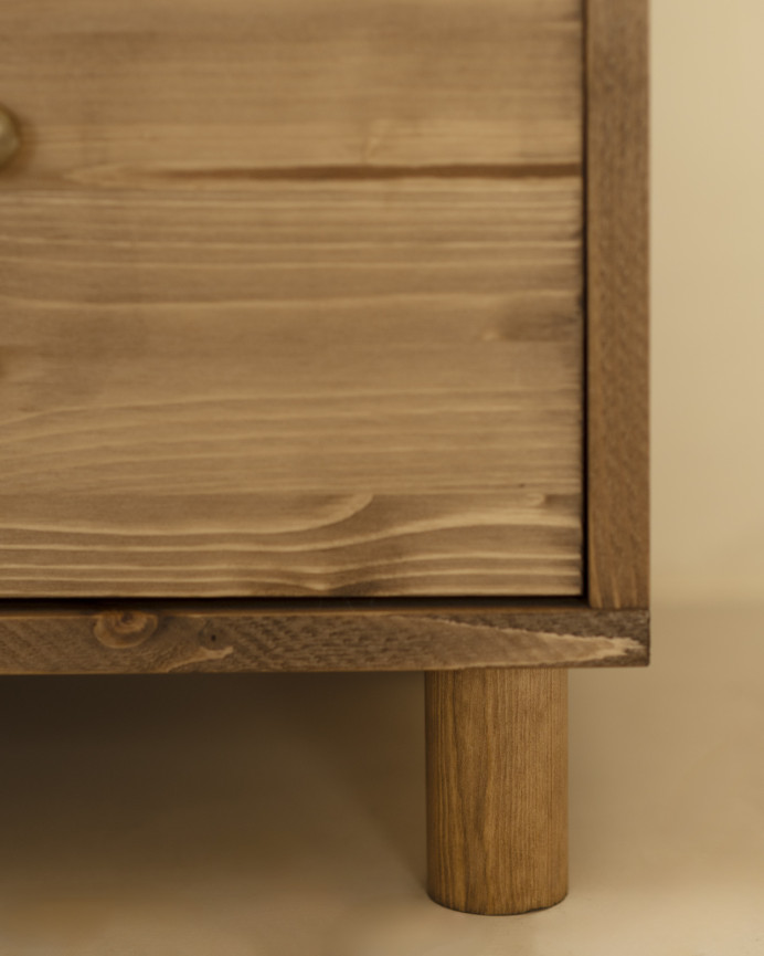 Table de chevet en bois massif avec deux tiroirs en ton chêne foncé de 51x38cm