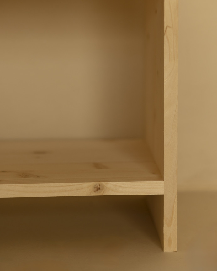 Table de chevet en bois massif avec un tiroir en ton naturel en différentes tailles