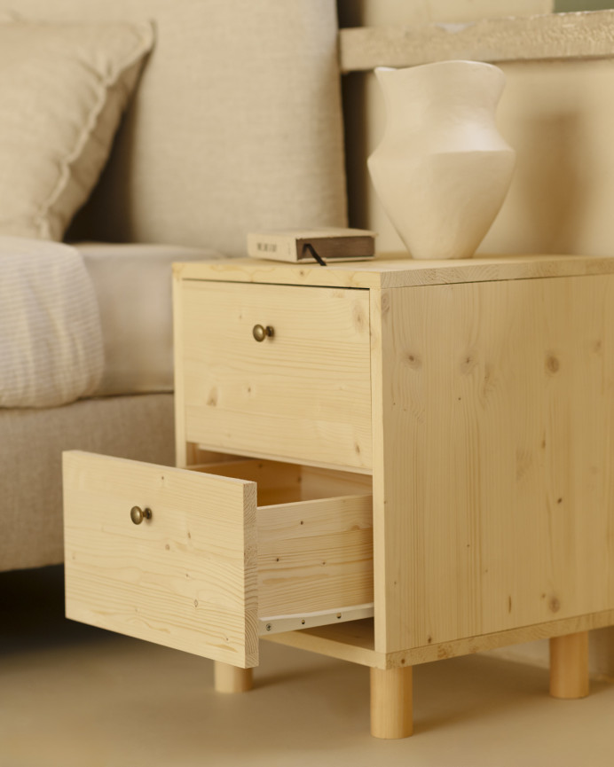Table de chevet en bois massif avec deux tiroirs en ton naturel de 51x38cm