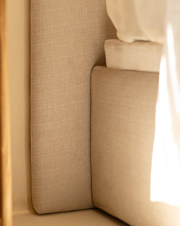 Canapé tapissé beige pour les matelas en différentes tailles