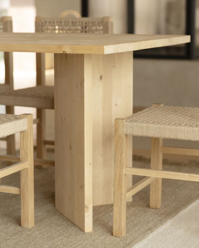 Table de salle à manger en bois massif en ton chêne moyen en différentes tailles