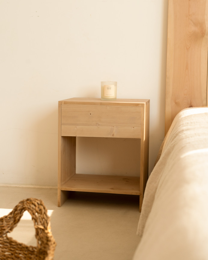 Pack de 2 tables de chevet en bois massif avec un tiroir en ton chêne moyen en différentes tailles